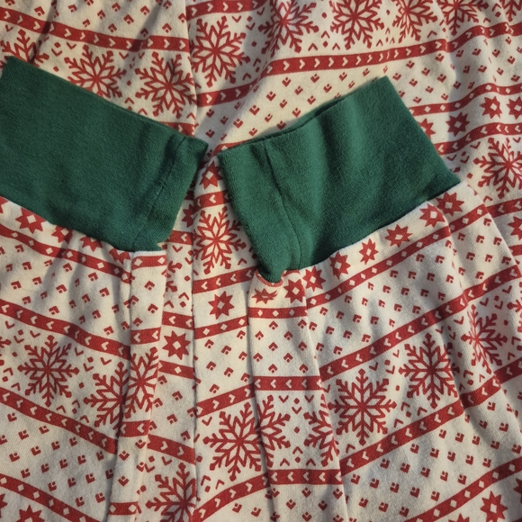 Cozy Carter's Medium Christmas Pajama Set – Perfect for Holiday Cheer! - Picture 11 of 13